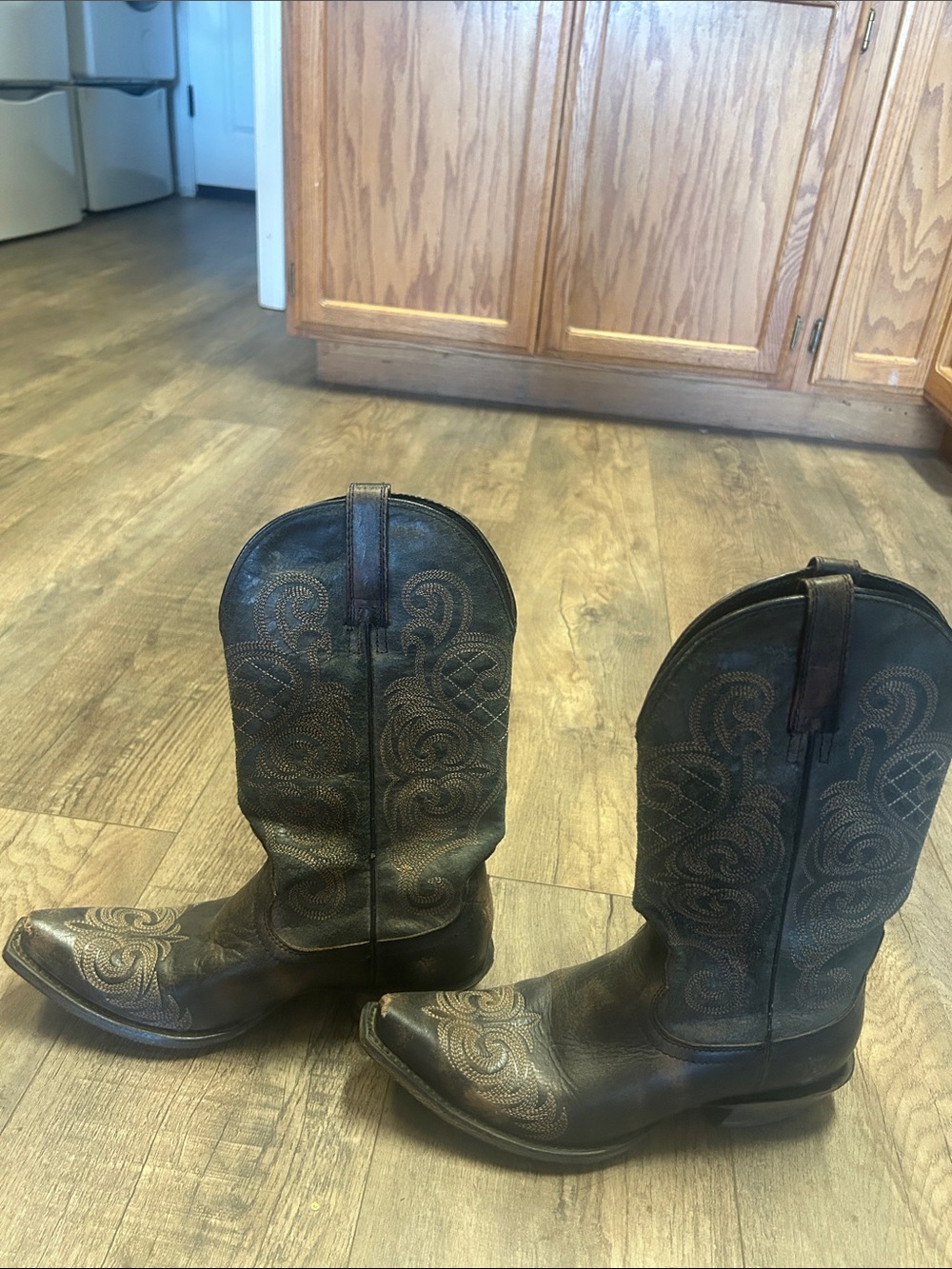 Ariat Dark Brown Embroidered Leather Western Cowboy Boots - Picture 3 of 5